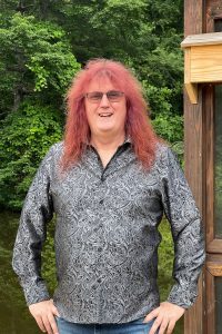 Warren Lapine, wine blogger and book publisher, has long hair and wears flashy shirts; he looks like a rock star. 